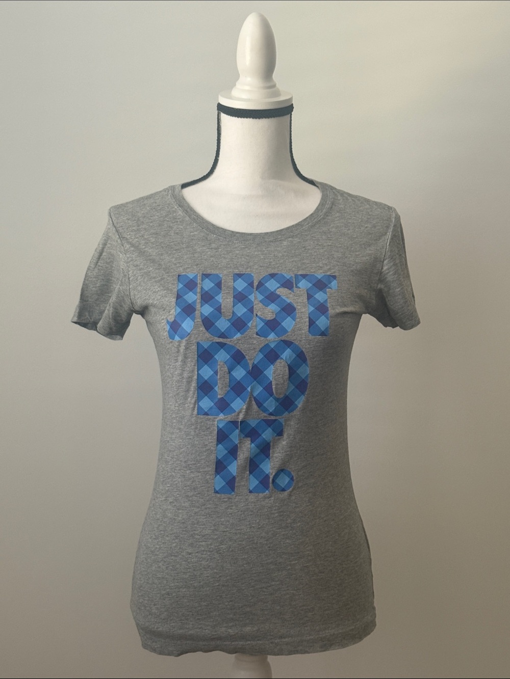 Nike Women's Gray 'Just Do It.' Slim Fit  Short Sleeve Tee Blue Plaid Print